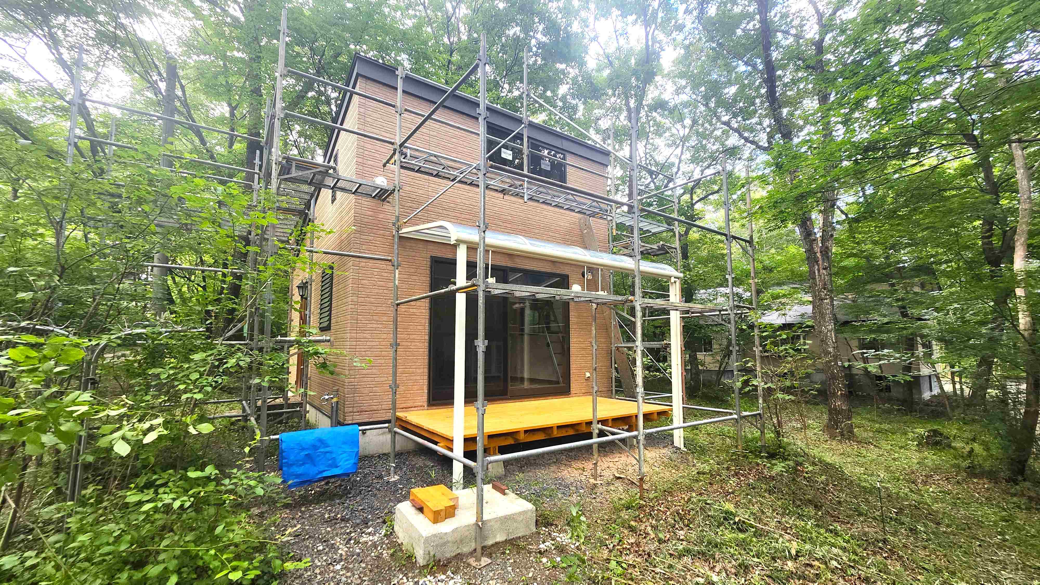 これぞ災害時の緊急避難場所、那須高原地区の隠れ家別荘、建物。
平坦地、ワンルームにロフト部屋。駐車場2台。庭が広く2区画分の150坪です。